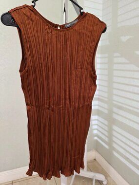 Kate & Mallory Pleated Satin Sleeveless Top XL Rust Brown Keyhole Blouse NWOT
